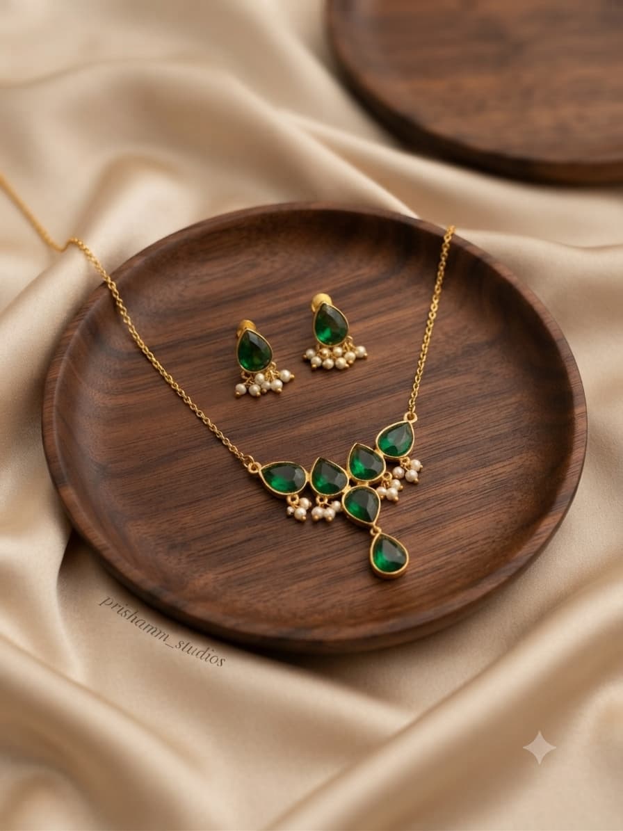 Chain pendant necklace with earrings